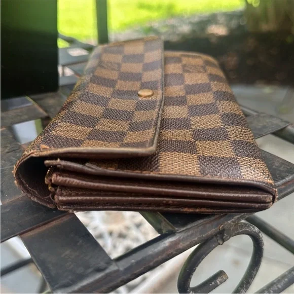 Louis Vuitton Checkered Wallet with Button Closure - Picture 11 of 12